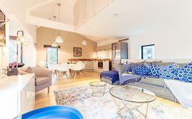 The Cliffside Chalet - Modern 3Bdr Riverside Home